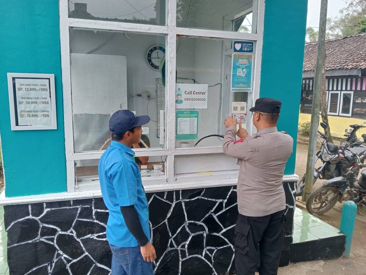 Polres Batu Pasang Stiker, Sosialisasikan Pentingnya Layanan Darurat dari Kepolisian kepada Masyarakat