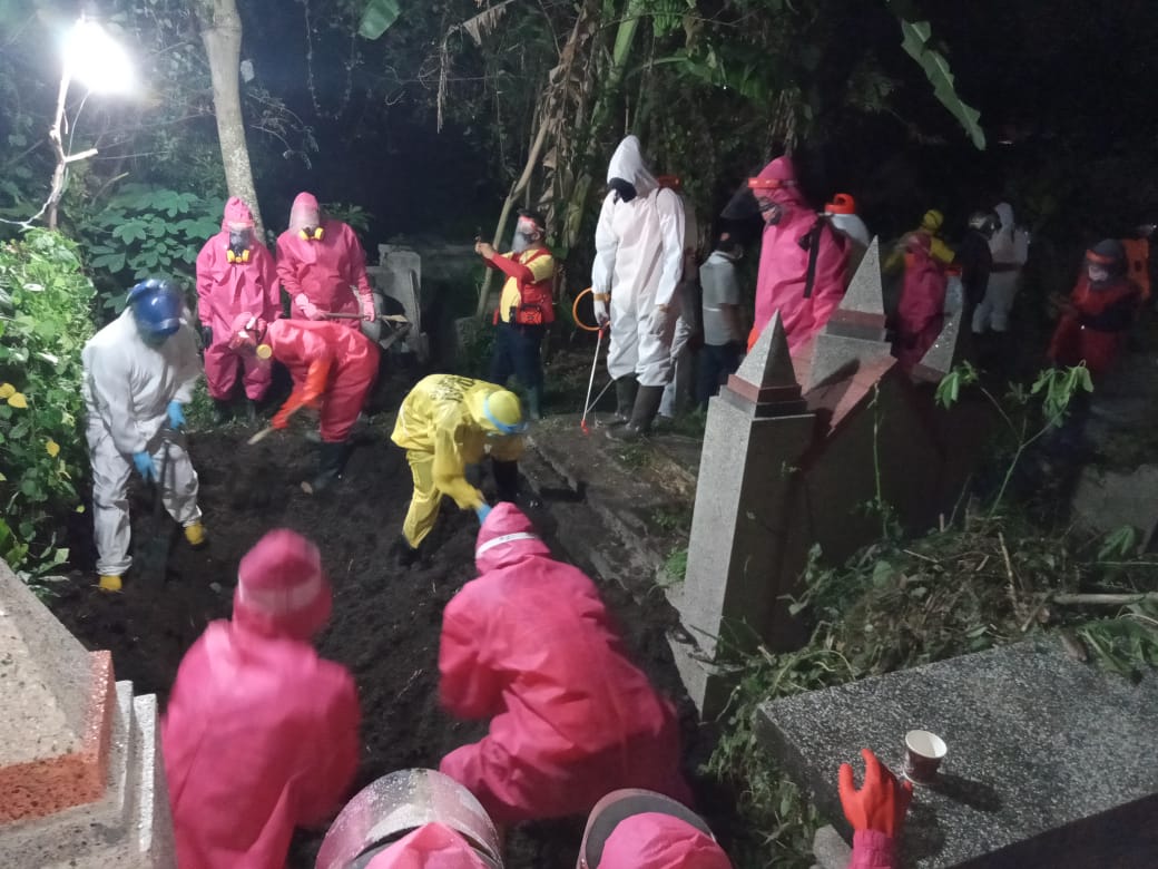 Tim Satgas Covid-19 Kota Malang, Dini Hari Makamkan PDP Covid