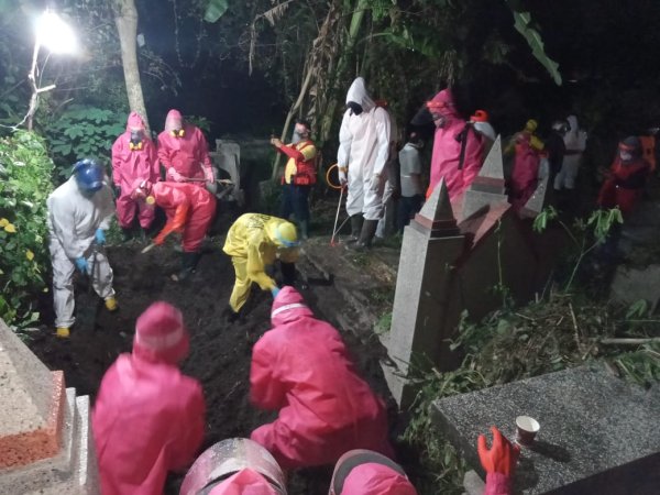 Tim Satgas Covid-19 Kota Malang, Dini Hari Makamkan PDP Covid