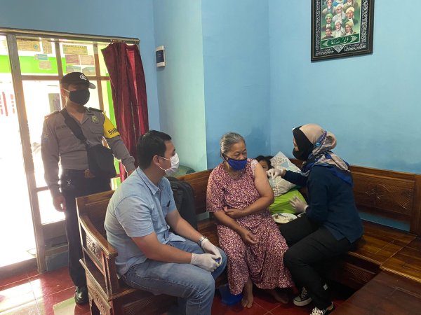 Kejar Target Vaksinasi Lansia Percepat Herd Immunity, Polres Batu Jemput Bola
