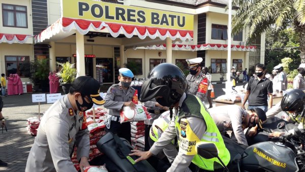 Bantu Masyarakat Terdampak Covid-19, Polres Batu Salurkan 2000 Paket Sembako