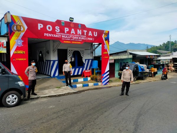 Cegah Penyebaran PMK, Polsek Ngantang Lakukan Penyekatan 24 Jam di Pos Kambal