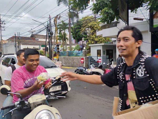 Bersama Komunitas Punk Kota Batu, Band Punk Rock Brain Wash Bagikan Takjil Gratis