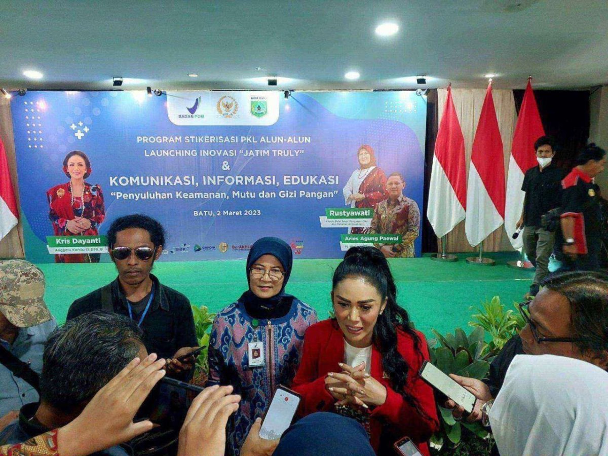 Anggota DPR RI Kris Dayanti Bersama BBPOM, Luncurkan Inovasi Jatim Truly dan Stikerisasi Kepada Para PKL Alun-Alun Kota Batu