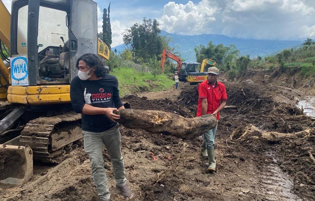 Baguna DPC PDI Perjuangan Kabupaten Malang, Bersama 3 PAC Bantu Korban Banjir Bandang di Kota Batu