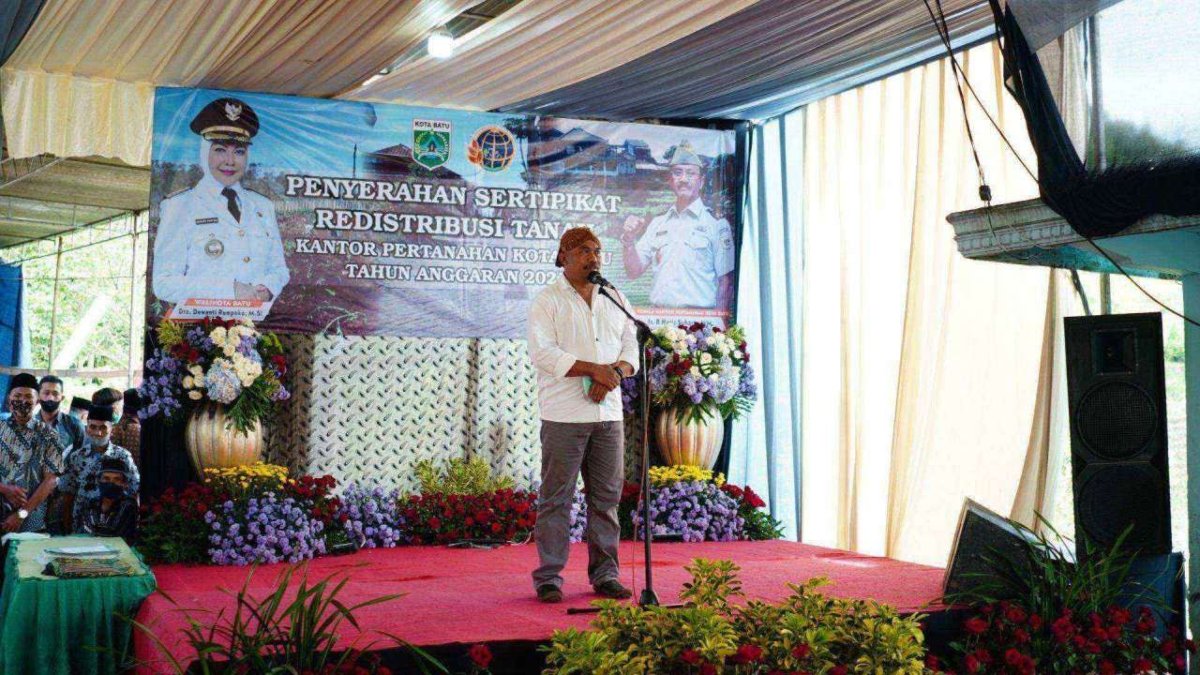 Wali Kota Batu Serahkan 138 Sertipikat Tanah, Kades Tulungrejo: Terimakasih, Semoga Perekonomian Warga Sejahtera