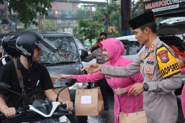 Kapolres Batu AKBP Oskar Bersama Bhayangkari Bagikan Takjil Gratis di Bulan Suci Ramadan 1445 Hijriah