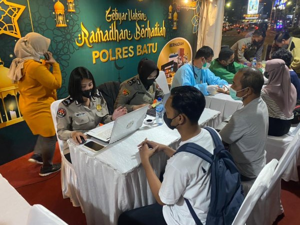 Vaksinasi Booster di Gerai Ramadhan, Polres Batu Hadiahi Sepeda Motor