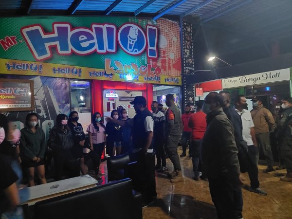 Antisipasi Penyebaran Omicron, Satresnarkoba Polres Batu Bersama Tim Pamor Keris Patroli ke Tempat Karaoke