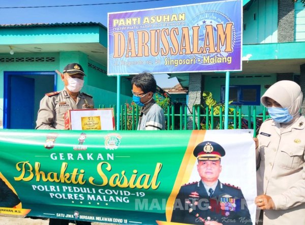 Bakti Sosial Polri Peduli Covid-19, Polsek Singosari Bagikan Sembako