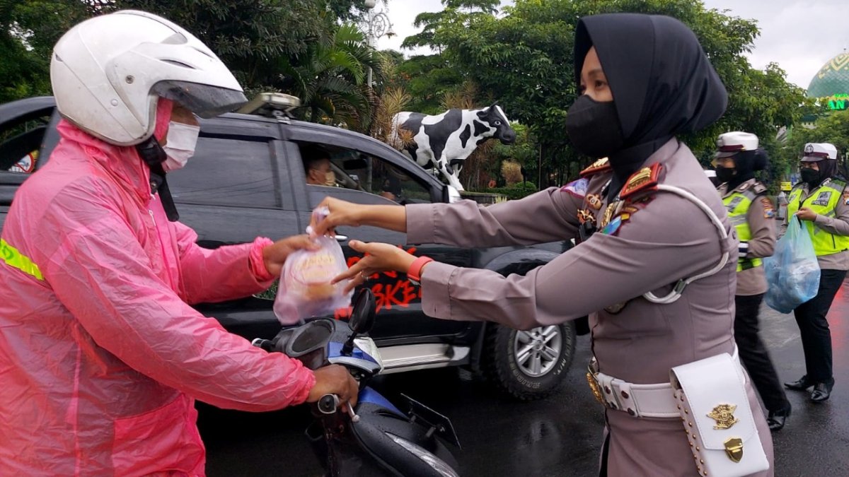 Satlantas Polres Batu Bagikan Takjil Gratis, Pengendara R2: Terima Kasih