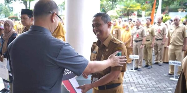 Pj. Wali Kota Batu Dr. Aries Serahkan Santunan BPJS Ketenagakerjaan dan Bantuan Sosial