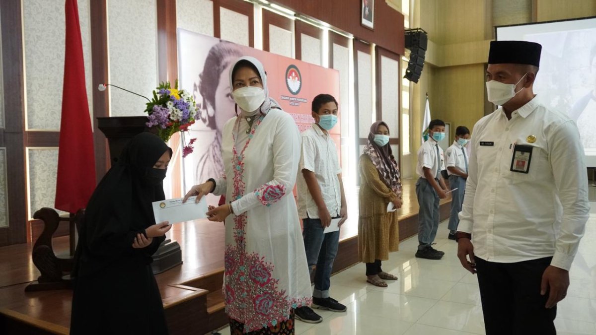 Peringatan Hari Kartini, Dewanti Berikan Beasiswa dan Santunan