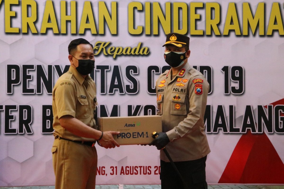 Kapolresta Malang Kota Kunjungi Isoter, Berikan Cinderamata Penyintas Covid-19