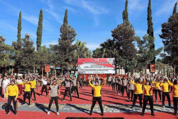Peringati Hari Jadi Polwan yang ke-75, Polwan Polres Batu Gelar Olahraga Bersama Wan TNI