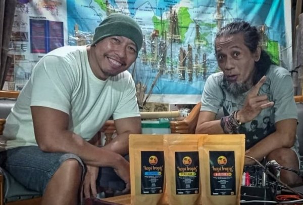 Kisah Miko, Penggebuk Bedug Inggris Sukses Jualan Kopi di Tengah Pagebluk