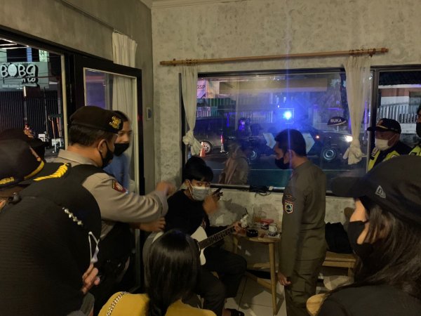 Tim Pamor Keris Polres Batu Gelar Razia Prokes dan Bagikan Masker Gratis, Tekan Angka Kenaikan Covid-19