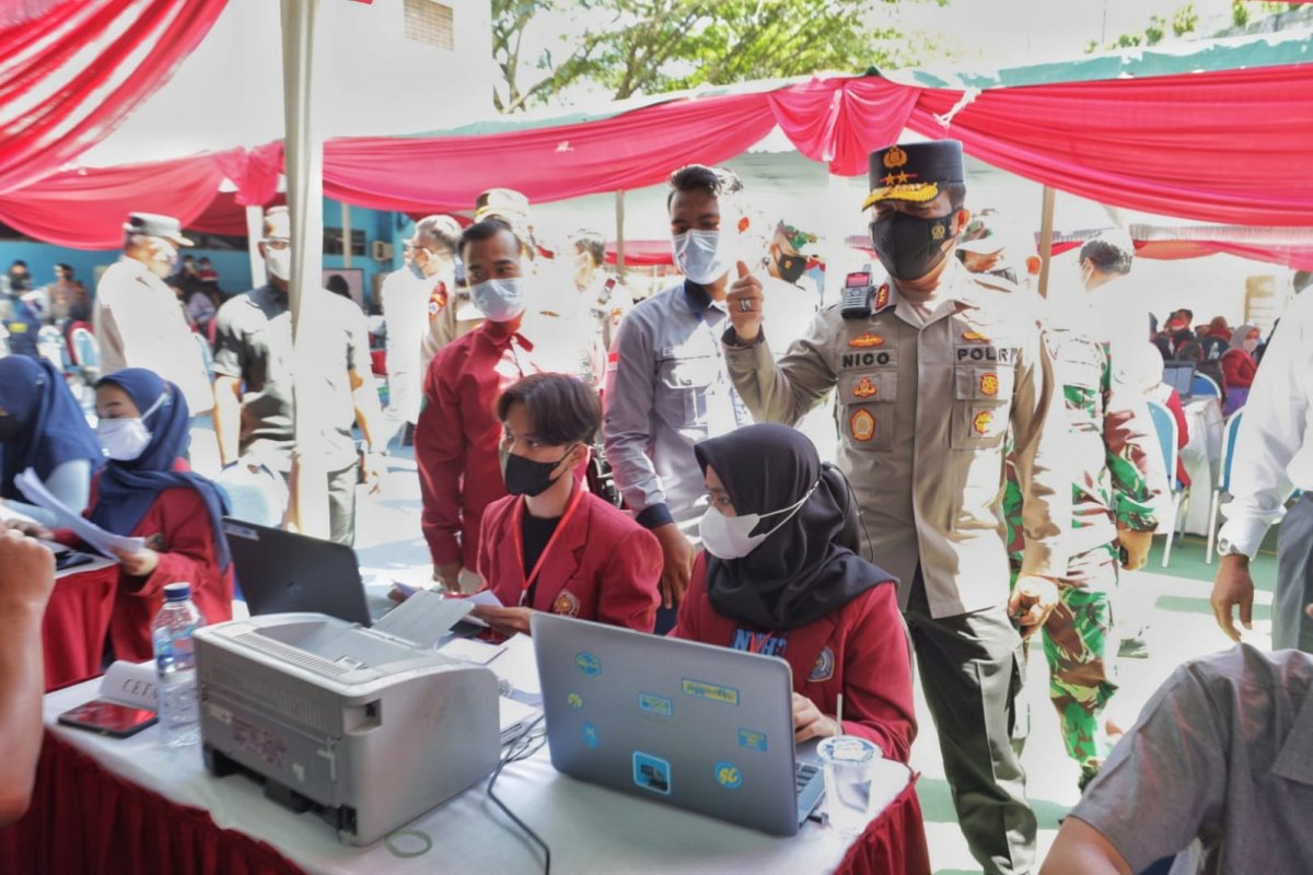 Kapolda Jatim Tinjau Vaksinasi di UMM Malang