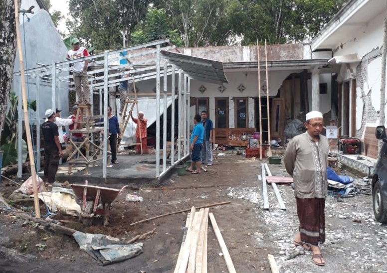 Kompak, Alumnus Ponpes Ploso Kediri Bangun Huntara di Ampelgading