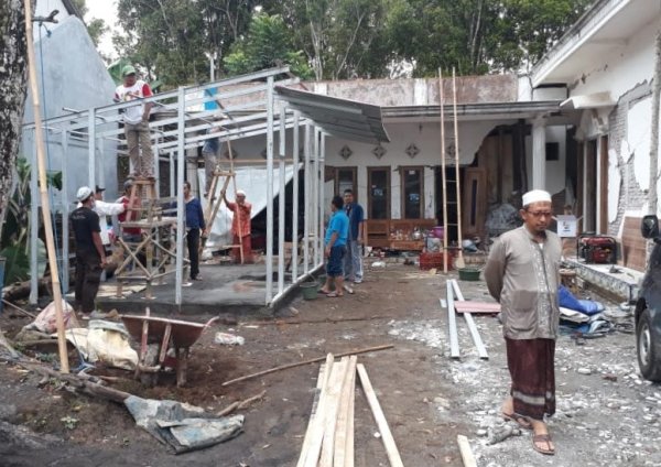 Kompak, Alumnus Ponpes Ploso Kediri Bangun Huntara di Ampelgading