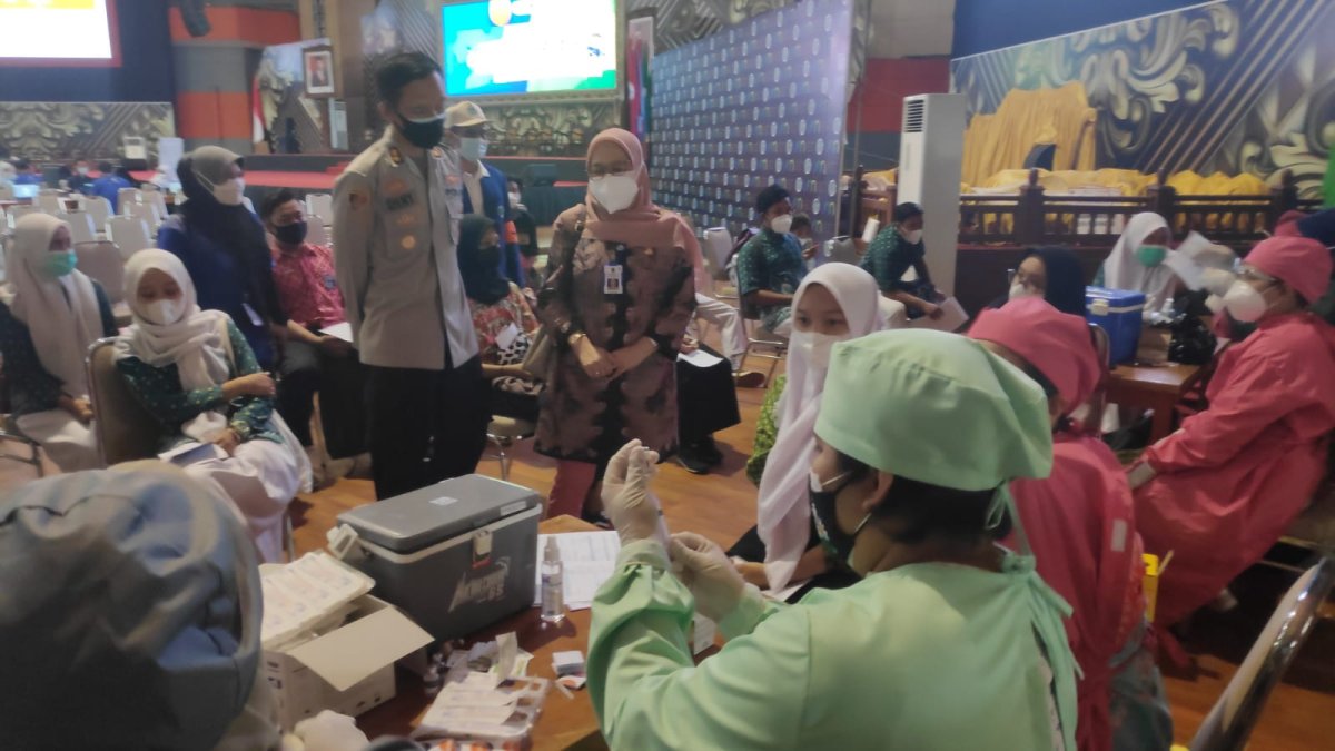 Waka Polresta Malang Kota, Tinjau Pelaksanaan Vaksinasi Massal