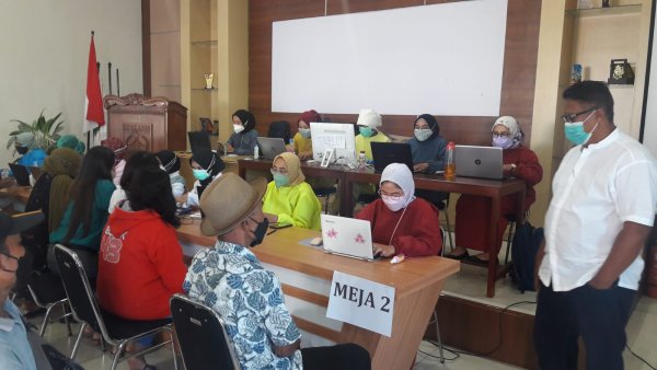 Dukung Program Pemerintah, Kades Oro-oro Ombo Tinjau Pelaksanaan Vaksinasi Massal