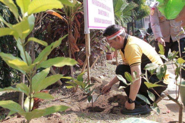 Tanam 635 Pohon, Kombes Pol. Buher: Wujud Komitmen Polresta Malang Kota Hijaukan Lingkungan