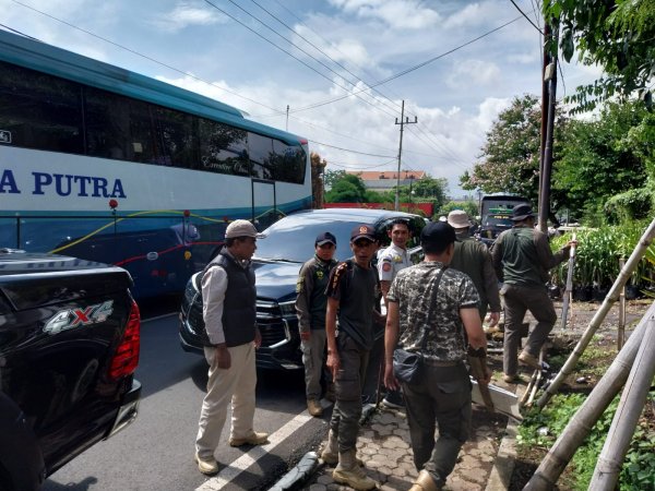 Masa Tenang Pemilu 2024, Pj. Wali Kota Batu Dr. Aries Monitor dan Awasi Pelaksanaan Pelepasan APK