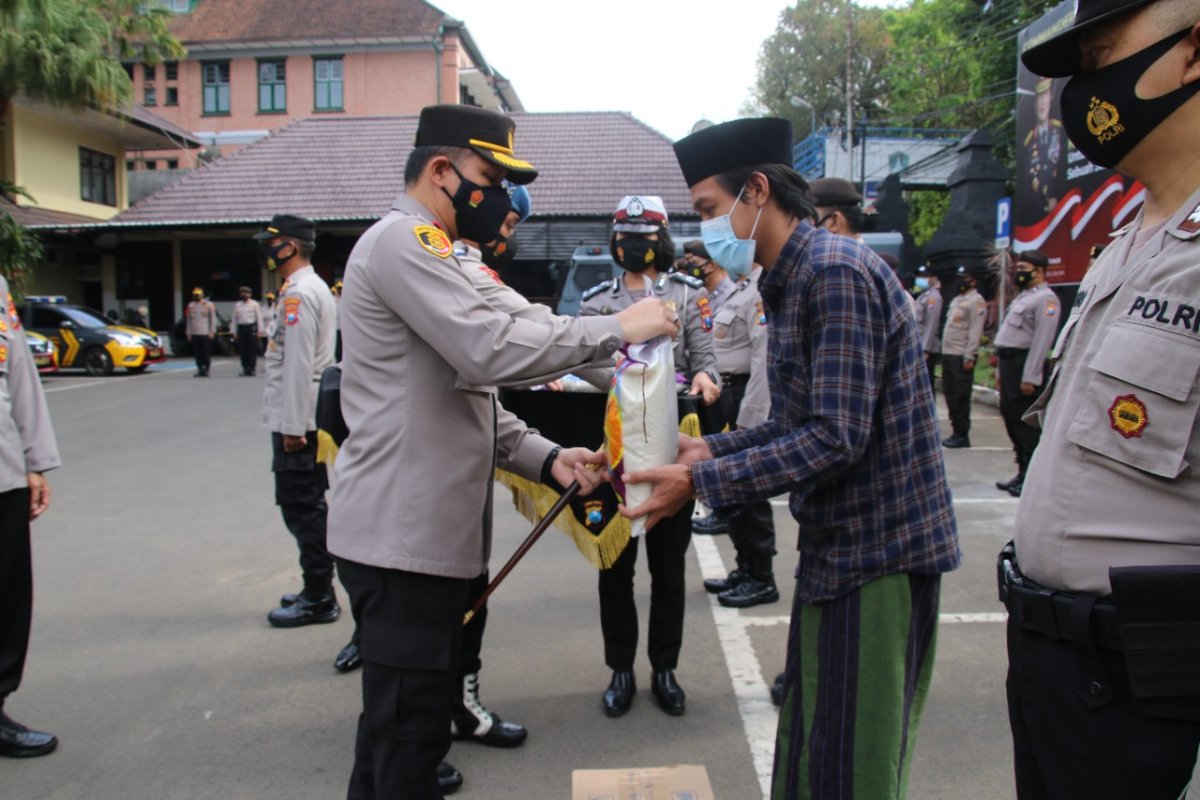 Peringati HSN 2021, Kapolresta Malang Kota Bagikan Sembako ke Ponpes