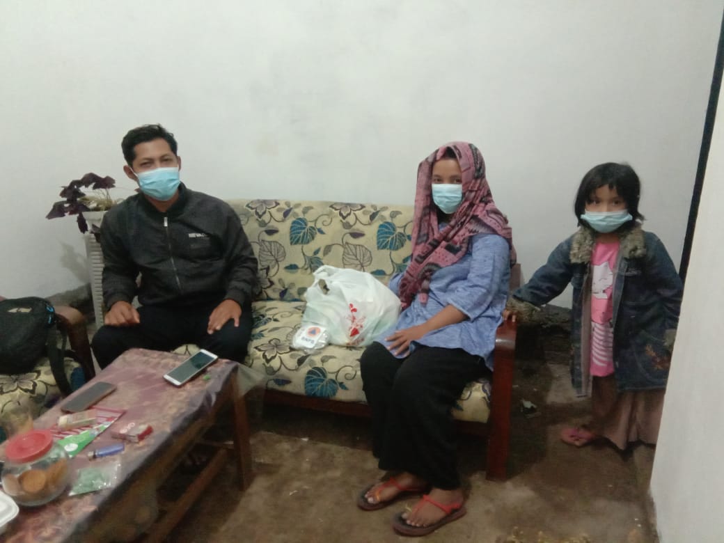 Ringankan Beban Warga Isoman Turen, Ikatan Alumni MAN 2 Malang Bagikan Sembako