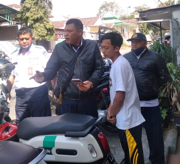 Warga Kaliputih Batu Keluhkan Parkir Motor Anak Sekolah Hingga ke Tepi Jalan, Dishub Gercep Langsung Sidak