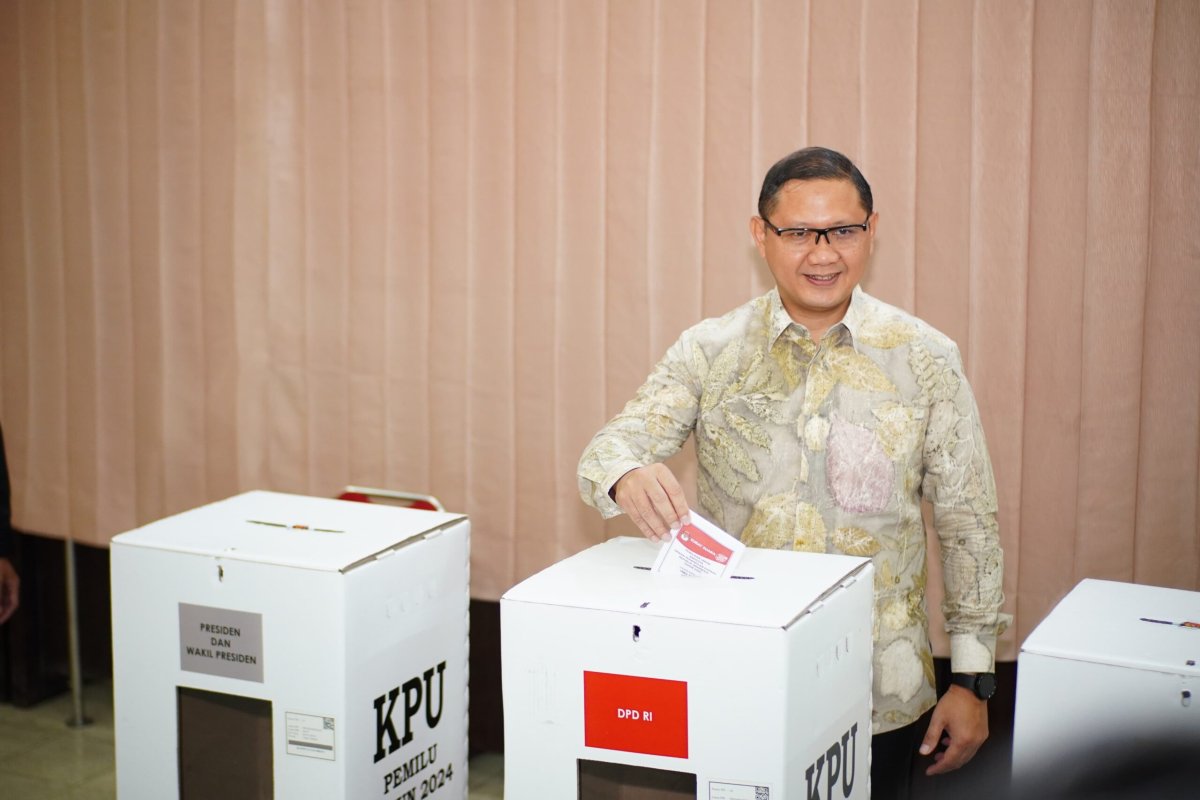 Coblos ke TPS, Pj. Wali Kota Batu Dr. Aries dan Sekda Pemkot Batu Drs. Zadiem Salurkan Hak Pilih
