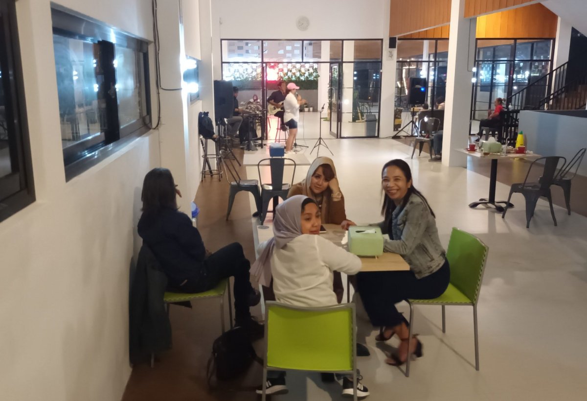 Opera Band, Hibur Pengunjung Jambu Bowl Resto and Cafe