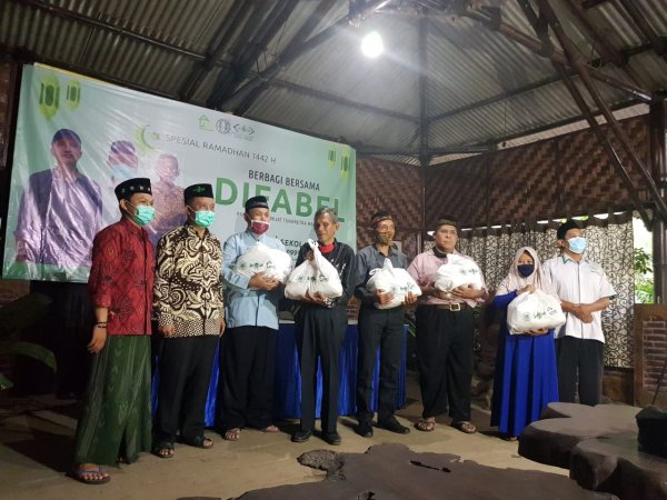 Rumah Sedekah NU dan Lazisnu, Salurkan Bingkisan ke Pemijat Tuna Netra