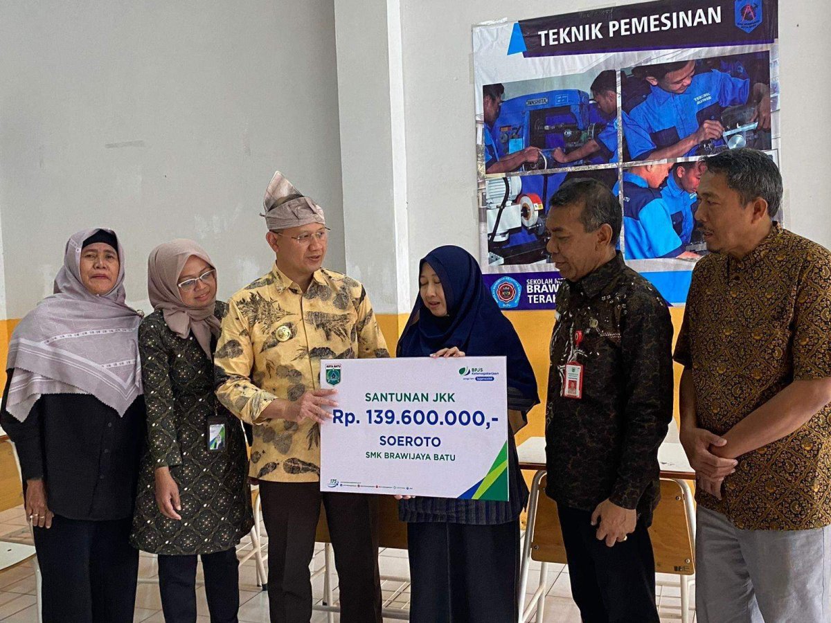 Pj Wali Kota Batu Berikan Santunan BPJS Ketenagakerjaan, Kepsek SMK Brawijaya Ucapkan Terimakasih