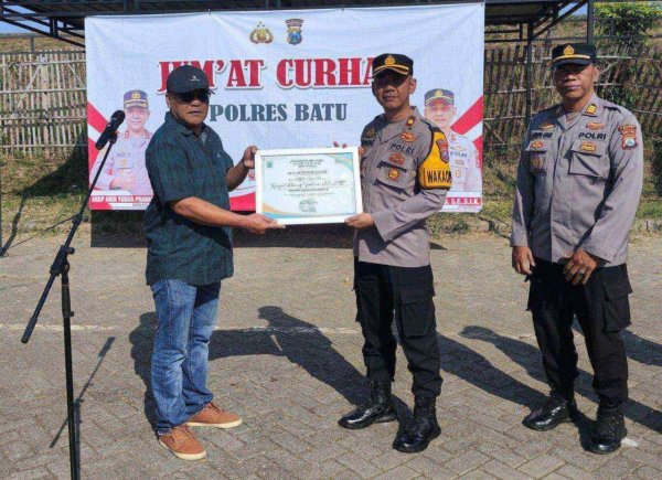 Apresiasi Jum’at Curhat, Kades Bumiaji Berikan Piagam Penghargaan Kepada Wakapolres Batu