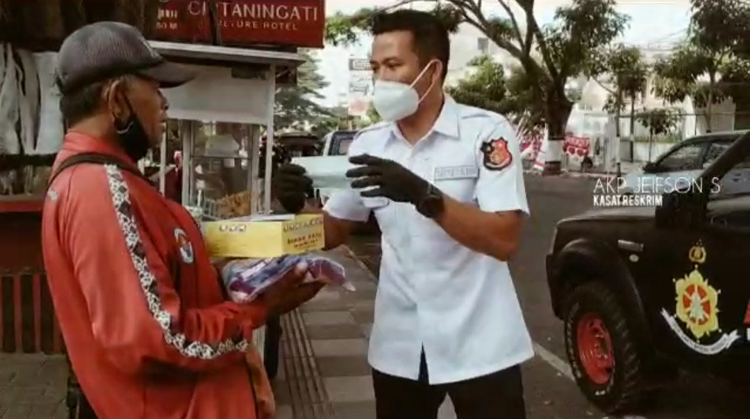 Polres Batu, Melalui Satreskrim Bagikan Sembako Kepada Masyarakat Terdampak