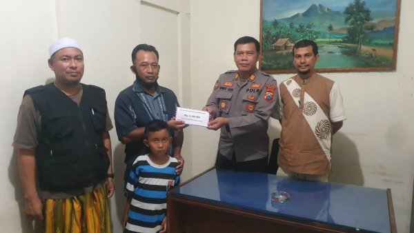 Peduli Sesama, Polsek Kasembon, Polres Batu Berikan Bantuan Kepada Anak Penderita Gagal Ginjal