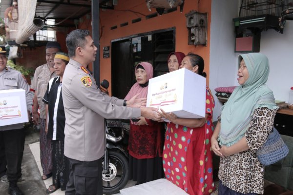 Kapolresta Malang Kota Kombes Pol. Buher Distribusikan Bantuan Kemanusiaan Untuk Negeri