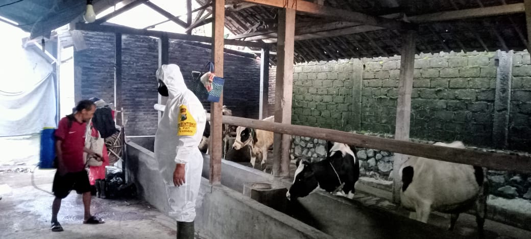 Gandeng Dinas Terkait, Polsek Kasembon Gencarkan Penyemprotan Disinfektan