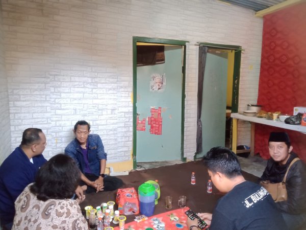 Kristina Elok, Manager Ishk Tolaram Eye Takziah ke Rumah Kontrakan Wartawan inngalam.com Dodik Hariyanto