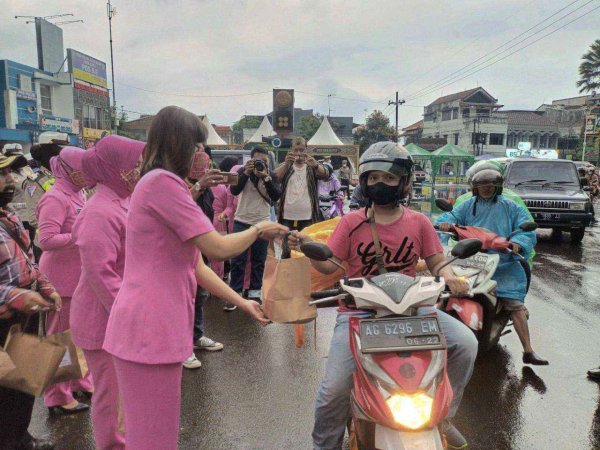 Bhayangkari Cabang Batu Bersama Satlantas Bagikan Ratusan Takjil Gratis