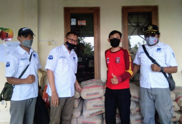 Peduli Korban Banjir Bandang, Netizen Polres Batu Salurkan Bantuan Material Bangunan