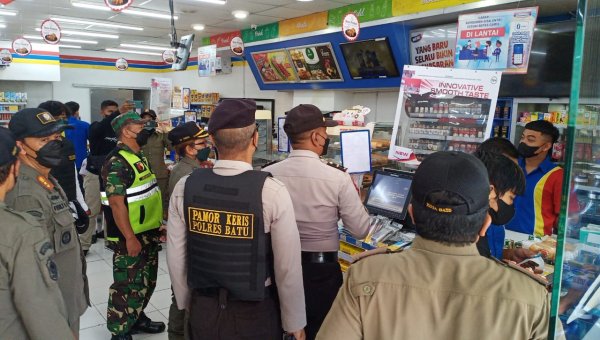 Kolaborasi dengan Instansi Terkait, Tim Pamor Keris Polres Batu Tegakkan Prokes