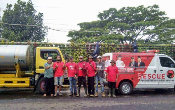 DPC PDI Perjuangan Kota Batu, Bantu Pasokan Kebutuhan Air Bersih di Desa Terdampak Banjir