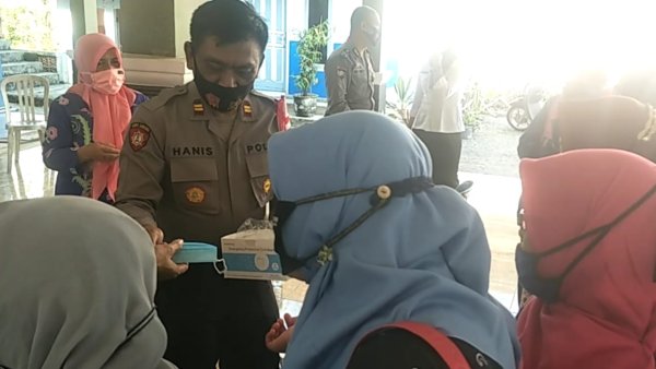 Kampanye Masif, Polsek Ngantang Bagikan Masker Gratis
