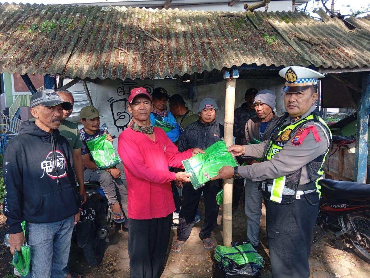 Satlantas Polres Batu Bagikan Rompi Supeltas, Perkuat Sinergi Pengaturan Lalu Lintas