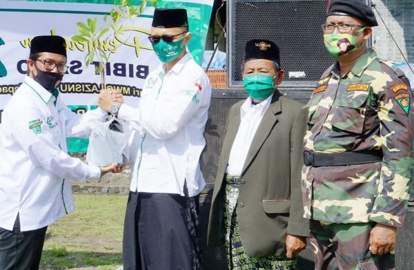 LazisNU Turen Bagikan Bibit Buah Sawo Pada Kader NU