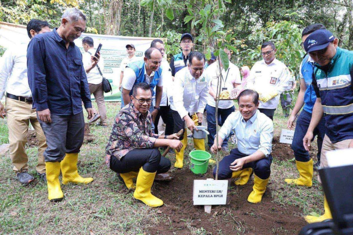 Menteri LH RI, Hanif Bersama Wali Kota Batu, Nurochman Melakukan Penanaman Pohon Serentak Nasional di Arboretum