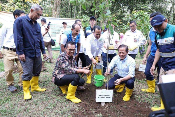 Menteri LH RI, Hanif Bersama Wali Kota Batu, Nurochman Melakukan Penanaman Pohon Serentak Nasional di Arboretum